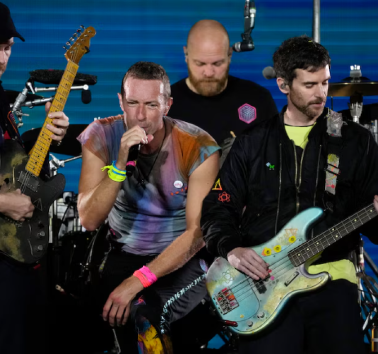 Chris Martin protagonizó una aparatosa caída durante concierto de Coldplay 