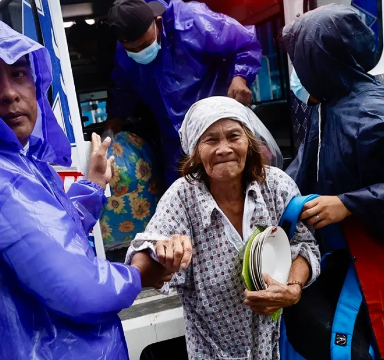 Filipinas recibe azote del tifón Toraji, el cuarto en un mes 