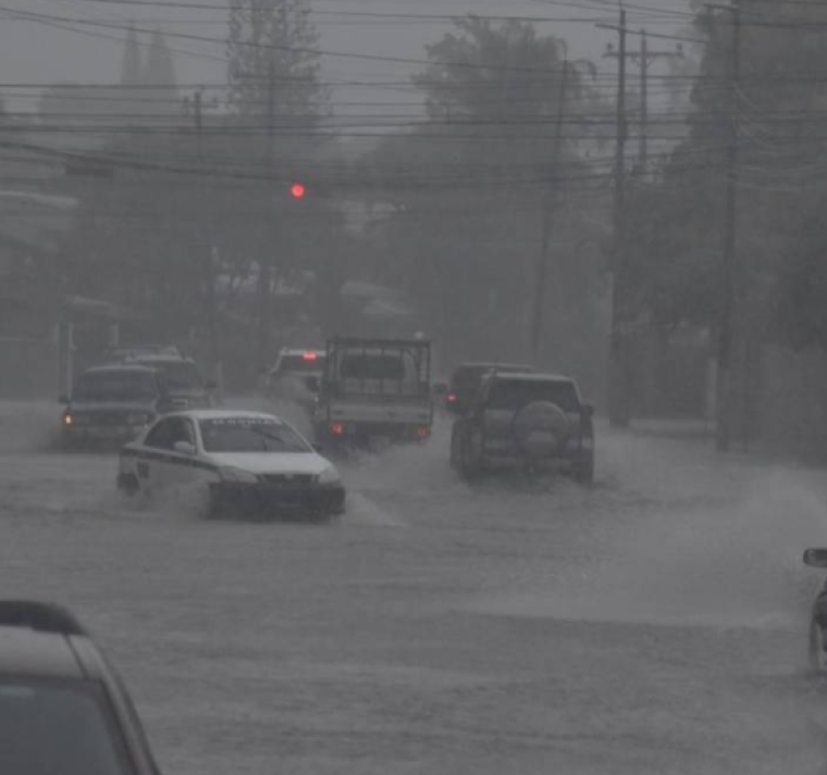 Se inundan mercados en La Ceiba con primeras lluvias indirectas de Tormenta Tropical Sara 