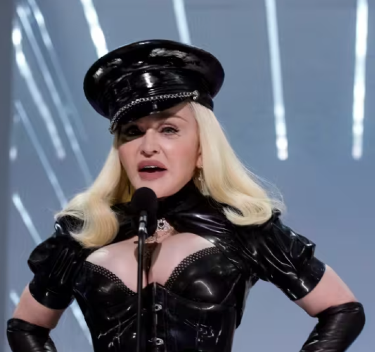 Madonna pide ayuda públicamente para plasmar su vida: "¿Debería ser una película o una serie?" 