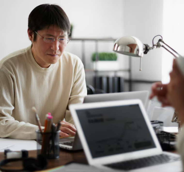 Tokio introducirá una semana laboral de cuatro días para fomentar la natalidad y la conciliación familiar 