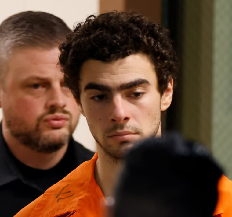 Luigi Mangione es acusado oficialmente de asesinato de alto ejecutivo 