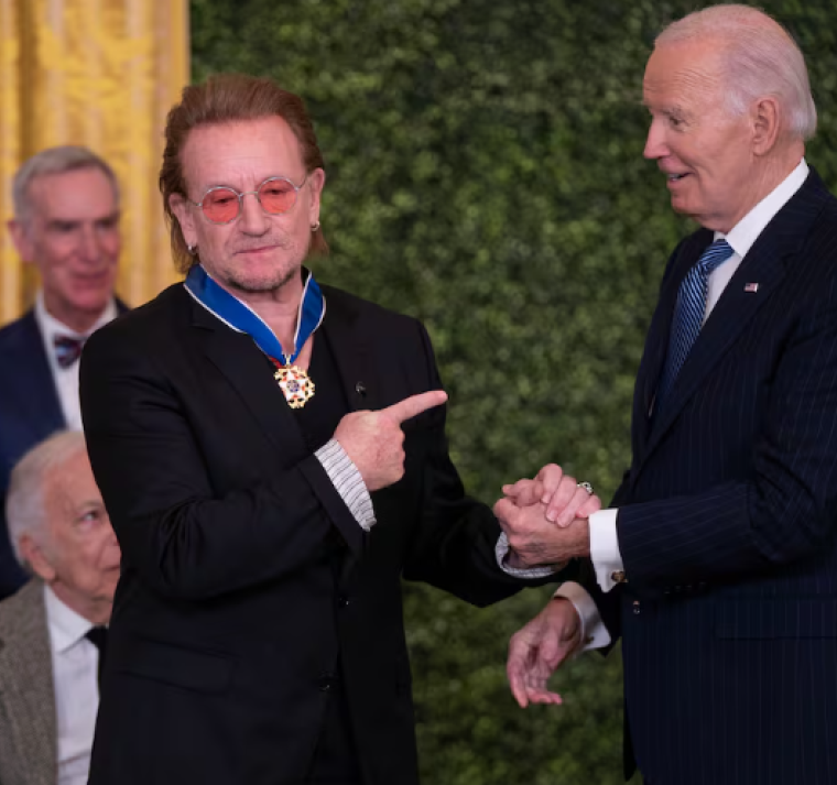 Biden condecora a Bono, Messi, «Magic» Johnson y Soros 