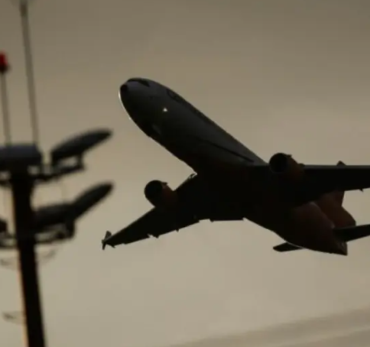 Aerolínea de bajo coste veta a pasajeros descalzos, con poca ropa o tatuajes ofensivos 