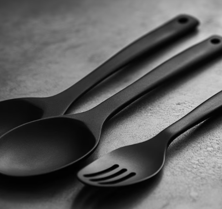 ¿Los utensilios de cocina fabricados con plástico negro son cancerígenos? Esto piensan los expertos 