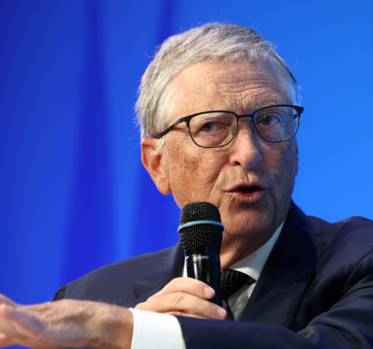 La inteligencia artificial transformará profundamente la medicina y la educación en la próxima década: Bill Gates 