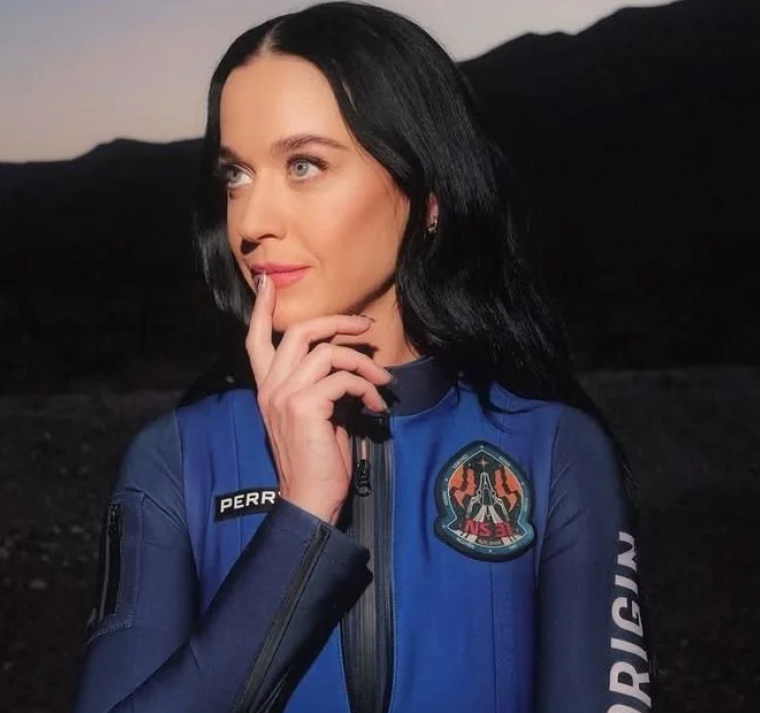 Katy Perry ha aprovechado su viaje al espacio para promocionar su gira 