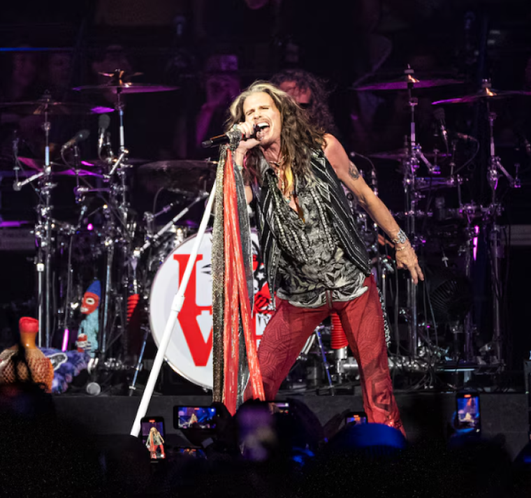 El secreto oculto tras los pañuelos de Steven Tyler en el micrófono