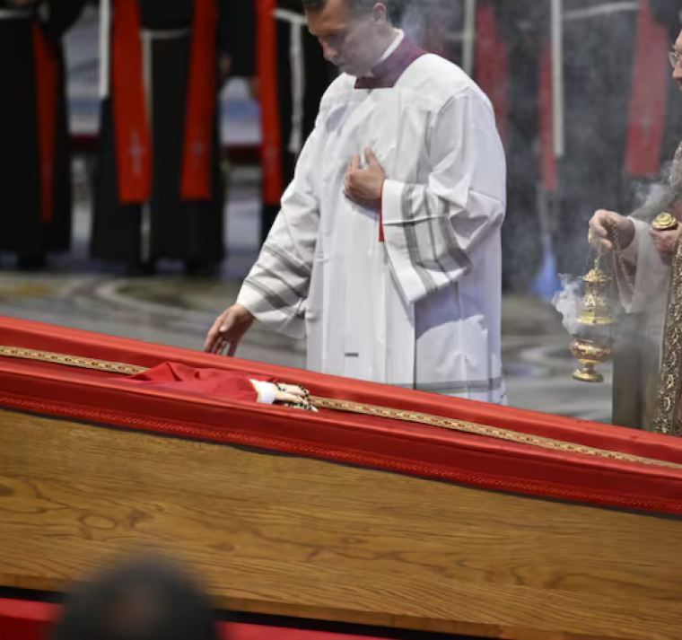 El camarlengo presidirá el viernes el cierre del féretro del papa y su entierro, el sábado 