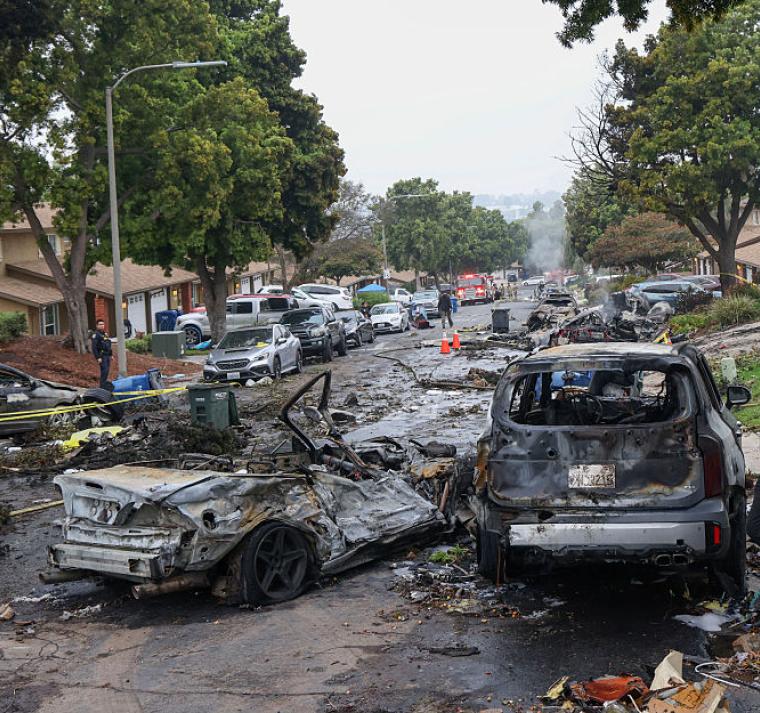Tragedia en San Diego: avioneta se estrella en zona residencial e incendia varias viviendas 