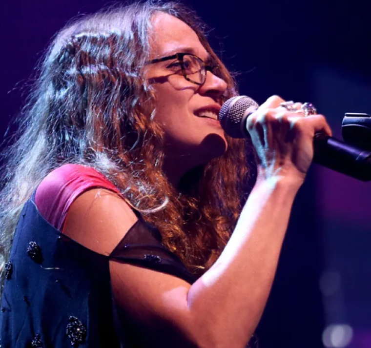 Fiona Apple estrena su primera canción en 5 años: un himno de protesta a favor de las madres en prisión preventiva 
