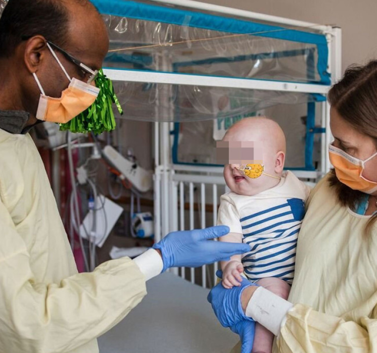 Bebé recibe la primera terapia genética personalizada del mundo 