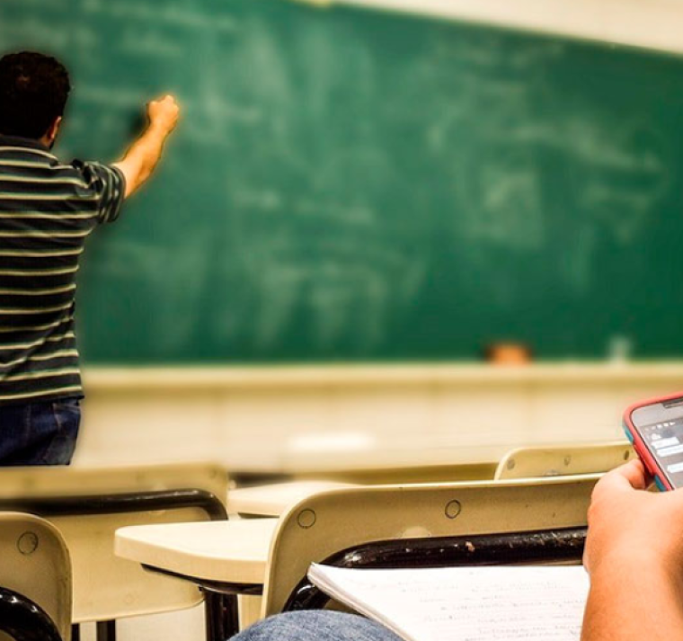 Nueva York se prepara para prohibir los celulares en las escuelas en el próximo curso 