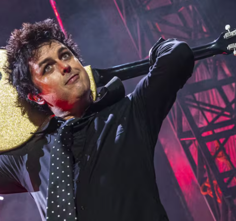 Billie Joe Armstrong detiene el show para llamar la atención a un fan fuera de lugar 