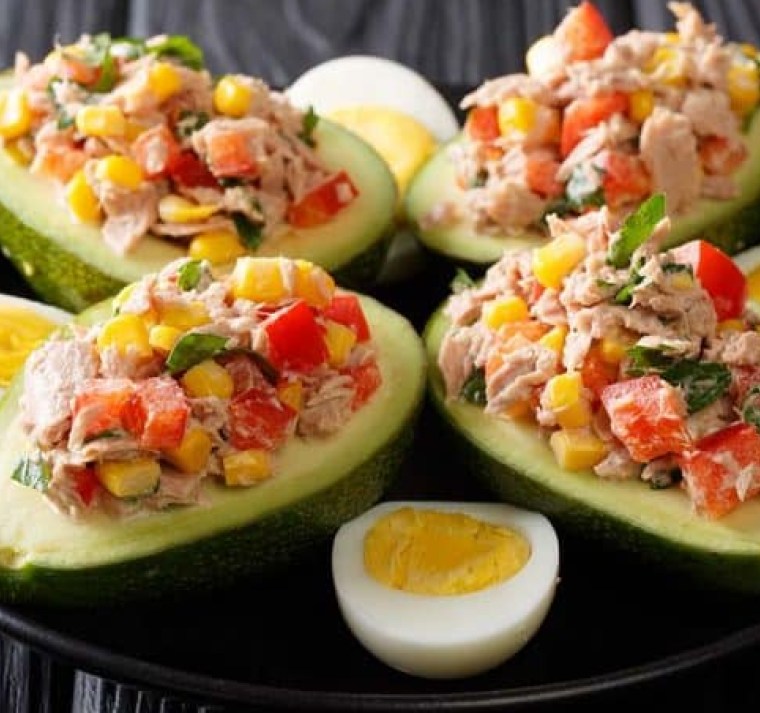 Explosión de sabor: aguacates rellenos de atún 