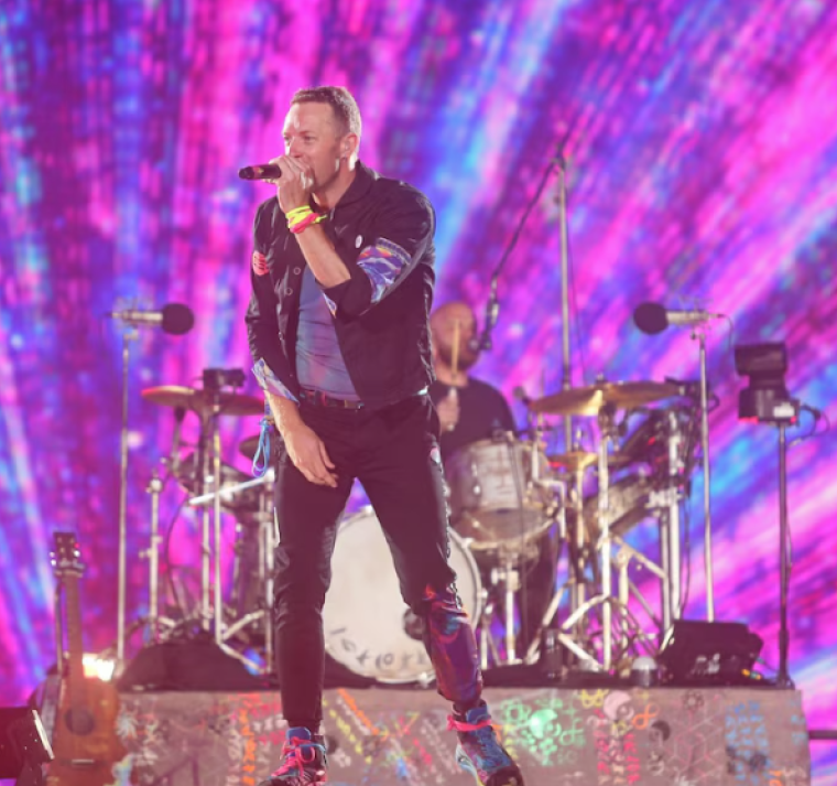 Kiss Cam de Coldplay revela más que amor... ¡infidelidad viral! 