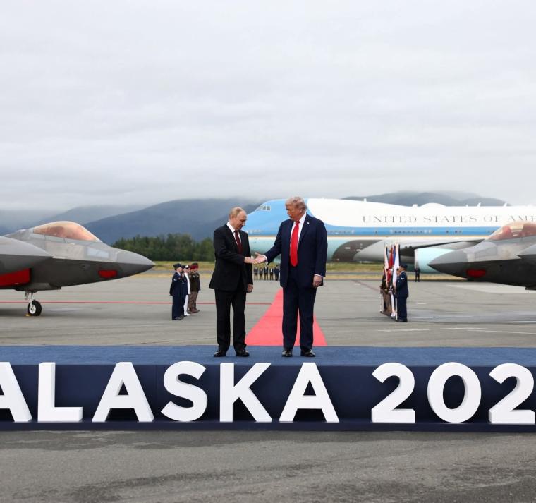 Histórico encuentro: Trump recibe a Putin con honores en Alaska