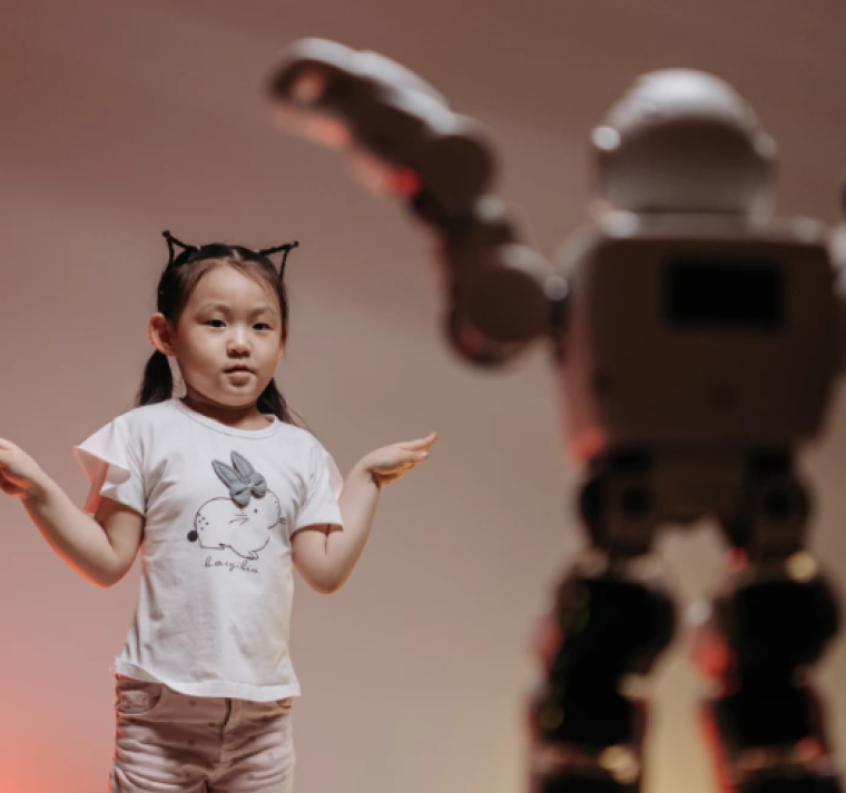 China introduce robots con IA como nuevos compañeros de juego en parques y escuelas infantiles 