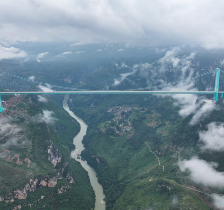 El puente más alto jamás construido ya está en funcionamiento en China 