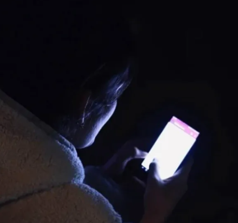 El riesgo ocular de usar el celular en la oscuridad 