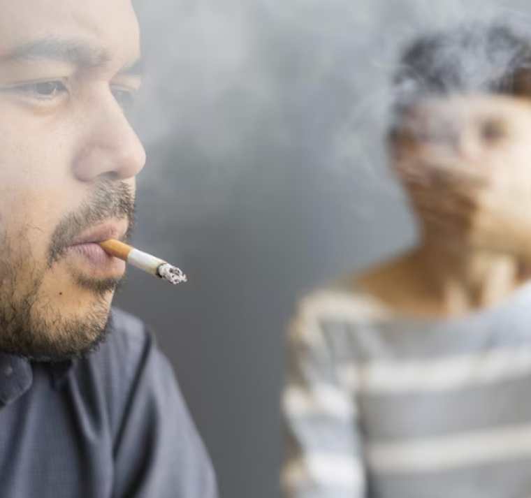 Fumar no solo te envejece a ti… también a tus hijos 