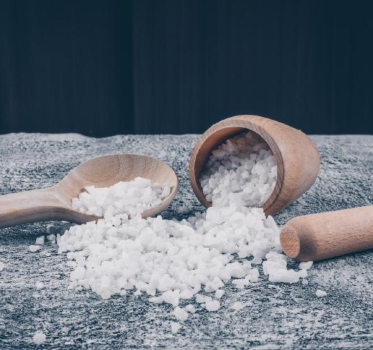 ¿Por qué la sal no caduca y cuándo sí debes tirarla? 
