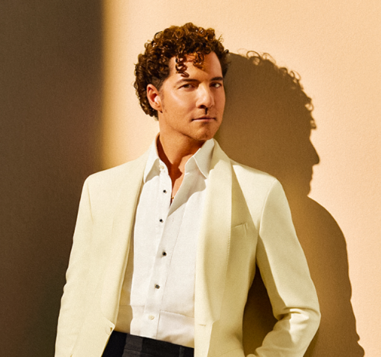 David Bisbal revive un clásico eterno con su nueva versión de “Vivir así es morir de amor”