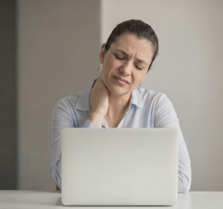 Trabaja mejor y siéntete mejor con estos 5 movimientos rápidos 