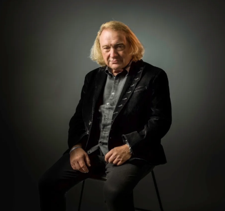 El exvocalista de Foreigner lanza una dura crítica al rock: “Solo un milagro puede salvarlo” 