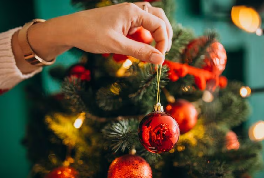 Cómo manifestar tus deseos para 2024 en el árbol de Navidad: los harás realidad con estos trucos